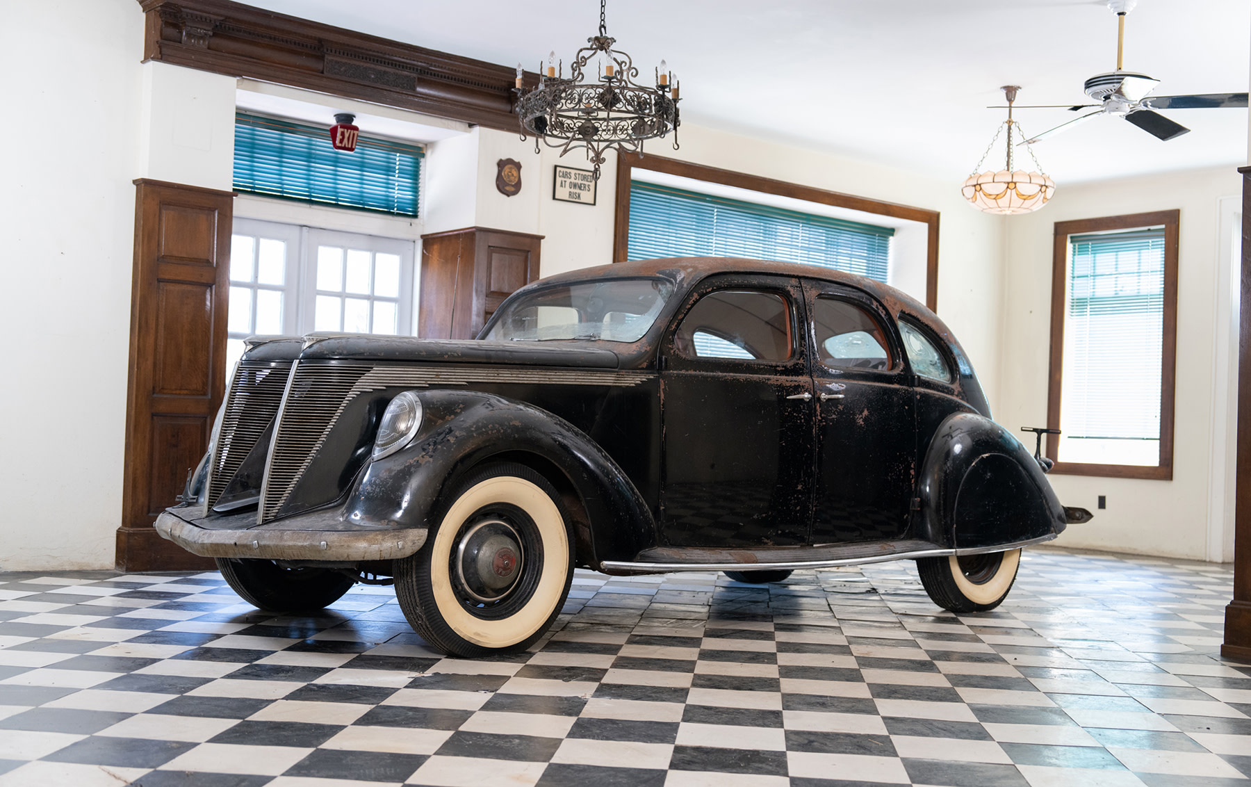 グレンアラヒー 1937 Lincoln-Zephyr 'Twin Grille' Custom Sedan | Gooding Christie's